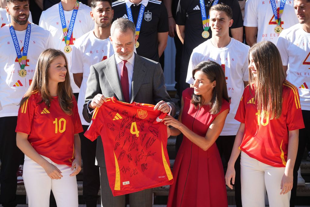 La familia real recibe una camiseta firmada por los jugadores