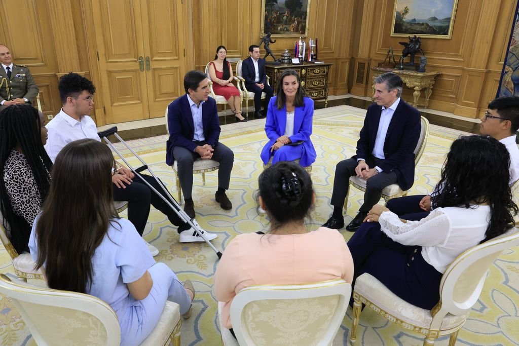 La reina, con los ganadores de las becas del BBVA