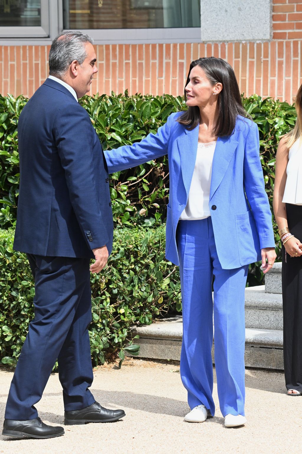 La reina Letizia, con traje de lino y zapatillas