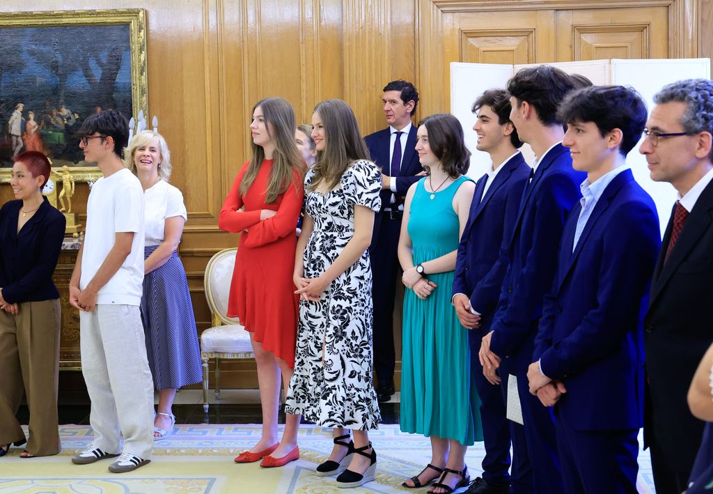 Leonor y Sofía, con algunos de los estudiantes de su colegio