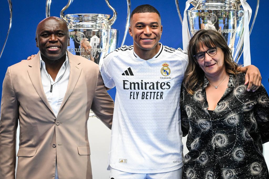 Mbappé con sus padres en su presentación en el Santiago Bernabéu