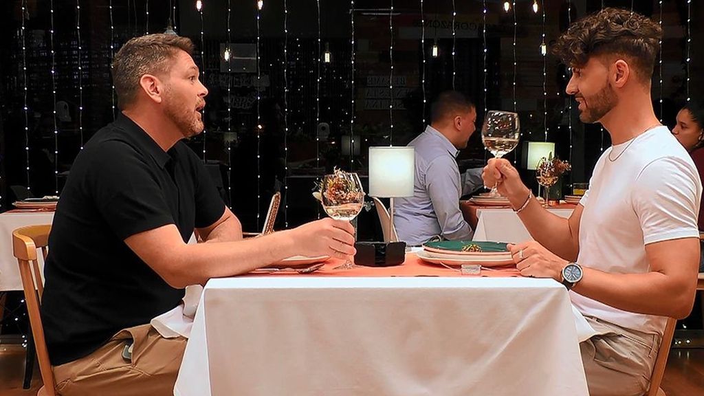 Un soltero desvela en ‘First Dates’ qué significa apoyar la copa tras brindar en Alemania