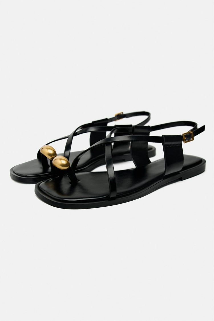 Sandalias negras con anillo dorado de Zara