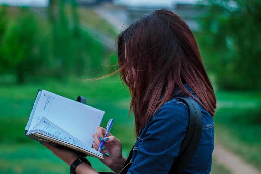 Mujer escribiendo a boli