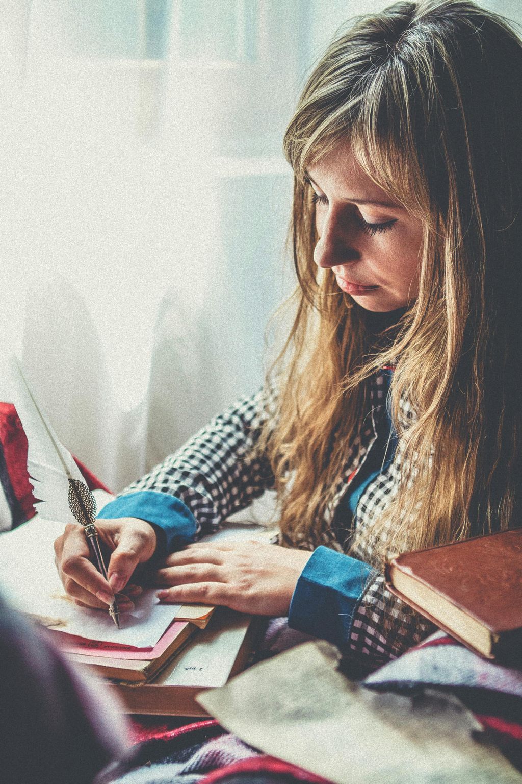 Mujer escribiendo diario