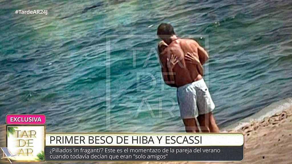 El beso de Hiba Abouk y Álvaro Muñoz Escassi