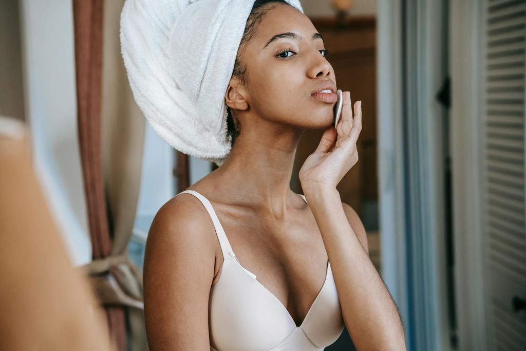 Mujer aplicando tónico facial