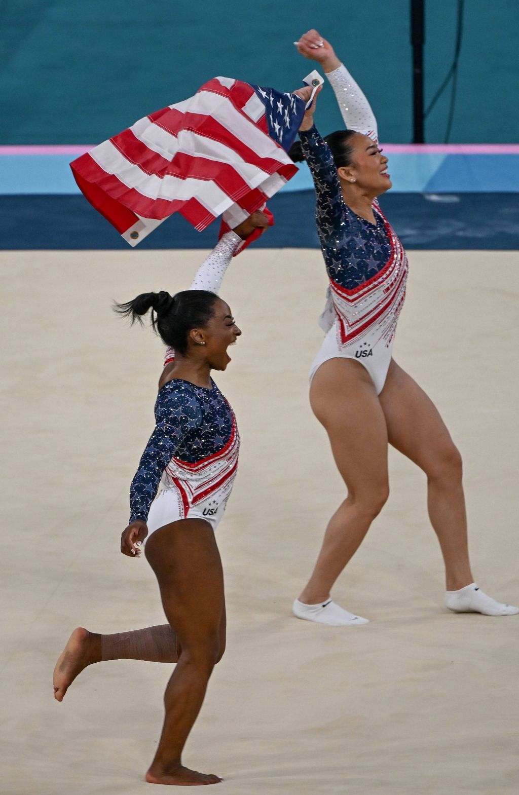 Dos deportistas del equipo de gimnasia artística de Estados Unidos