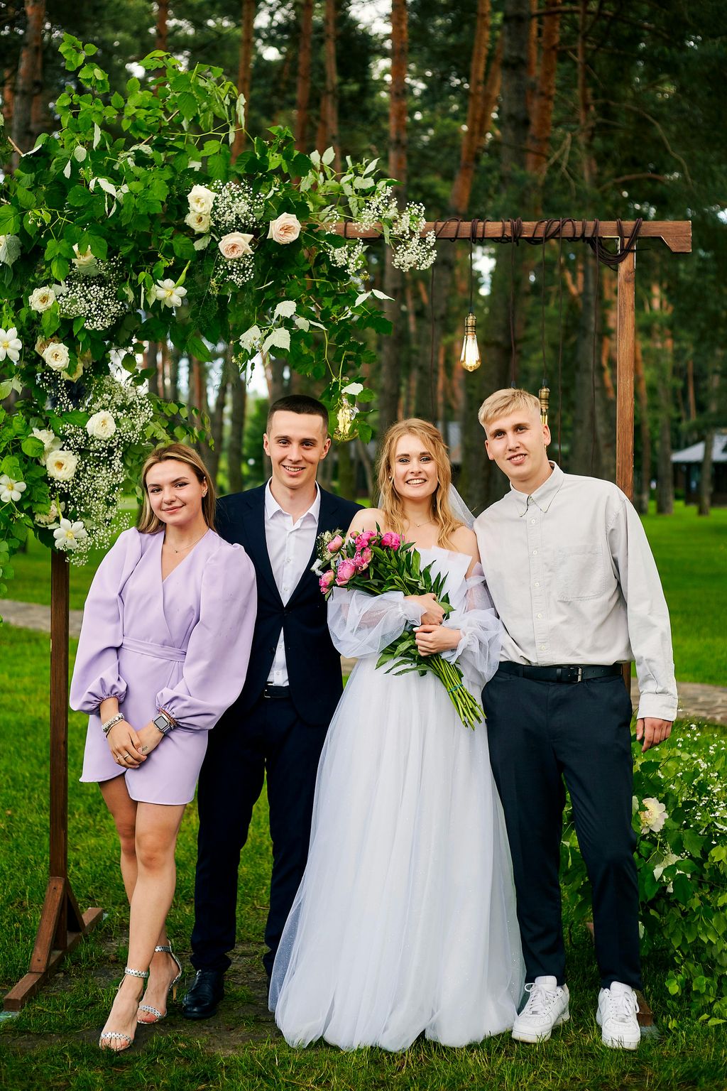 Novios con una pareja de invitados