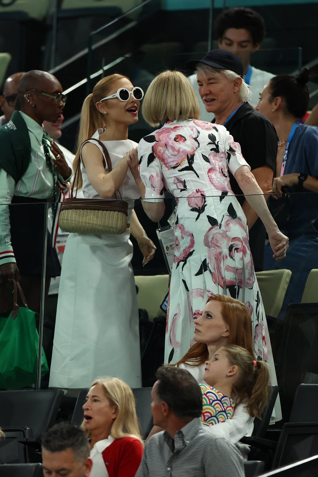 Ariana rande, saludando a Anna Wintour