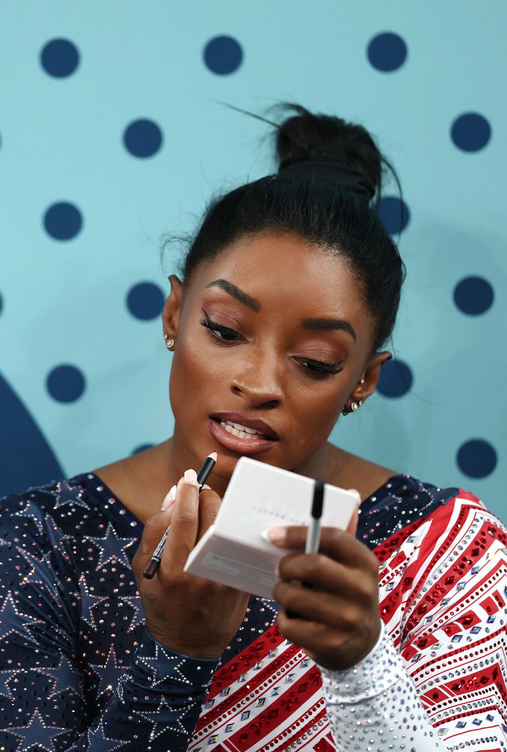 Simone Biles, retocando su maquillaje