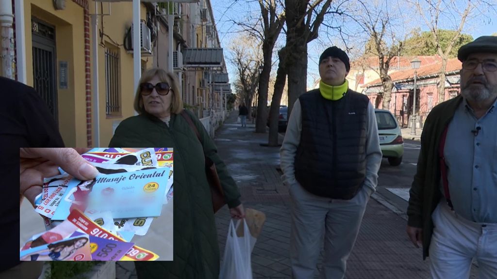 Vecinos del barrio madrileño de Usera denuncian la gran presencia de tarjetas sexuales en las calles: “Es repugnante”