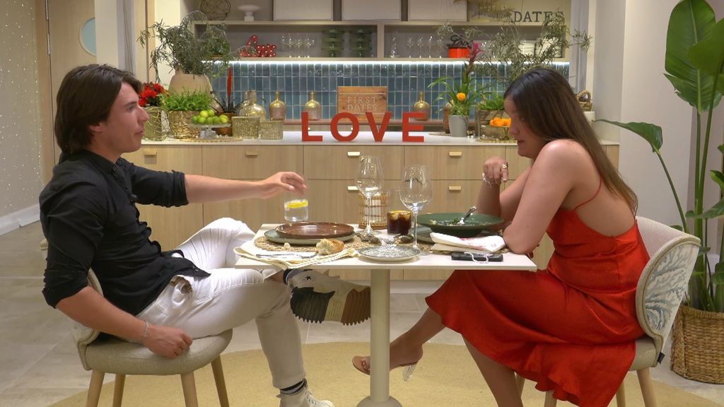 Álvaro tiene su segunda cita en 'First Dates Hotel' con una conocida suya que le rinde cuentas: "No me vendas la moto"