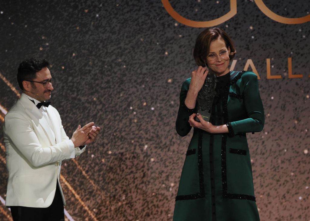 Sigourney Weaver recibiendo el Goya de manos de Juan Antonio Bayona