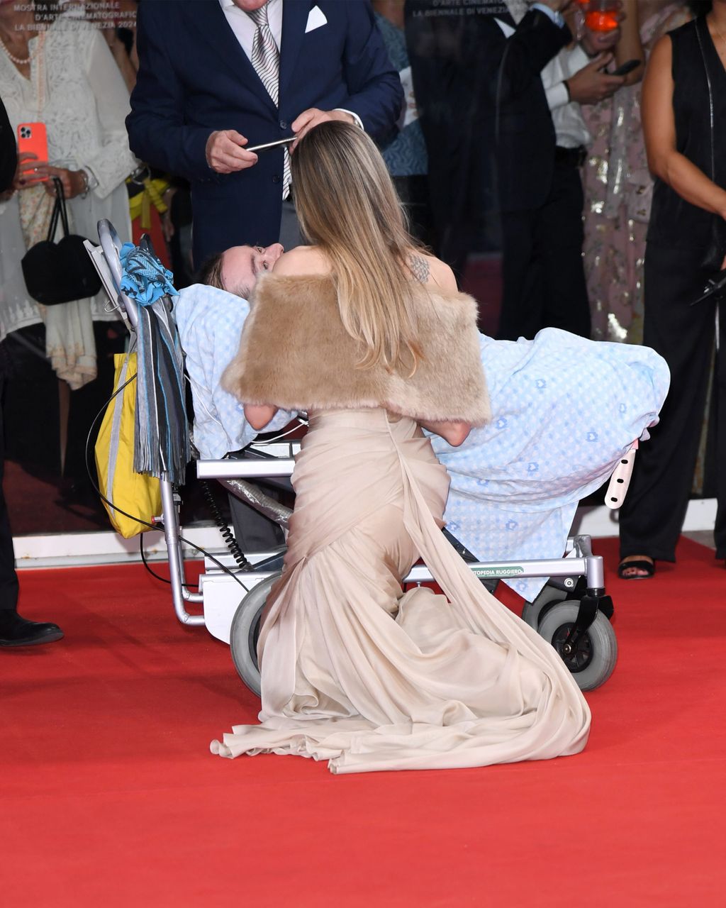 Angelina Jolie saludando a Pasqualino Esposito