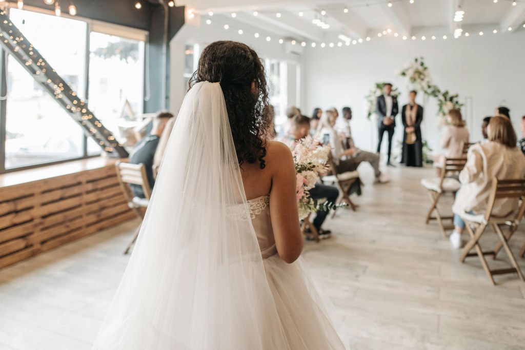 Novia caminando hacia el altar