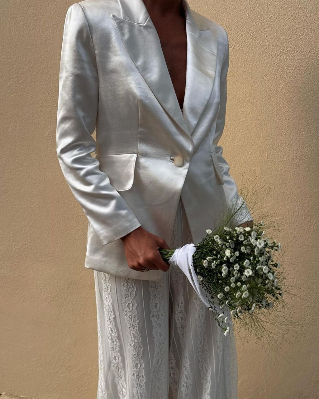 Detalle de la chaqueta de la novia