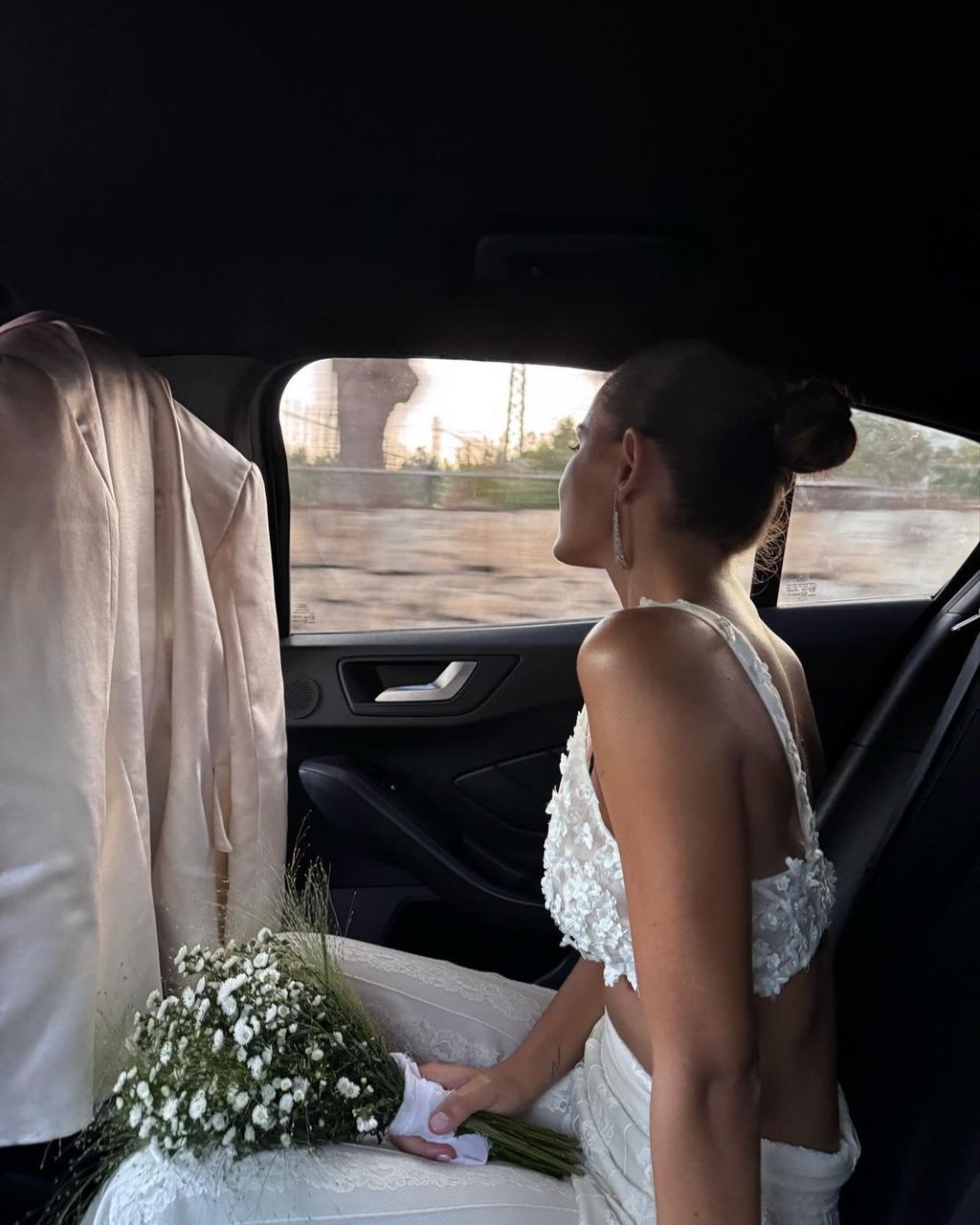 Detalle de la novia, en el interior del coche