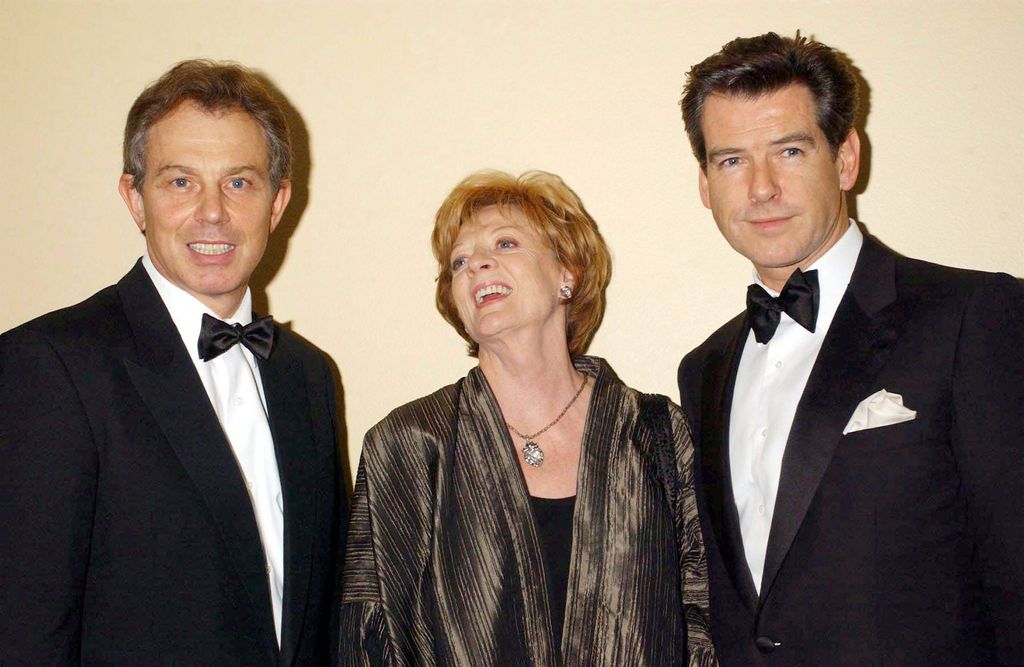 Maggie Smith, con Tony Blair y Pierce Brosnan