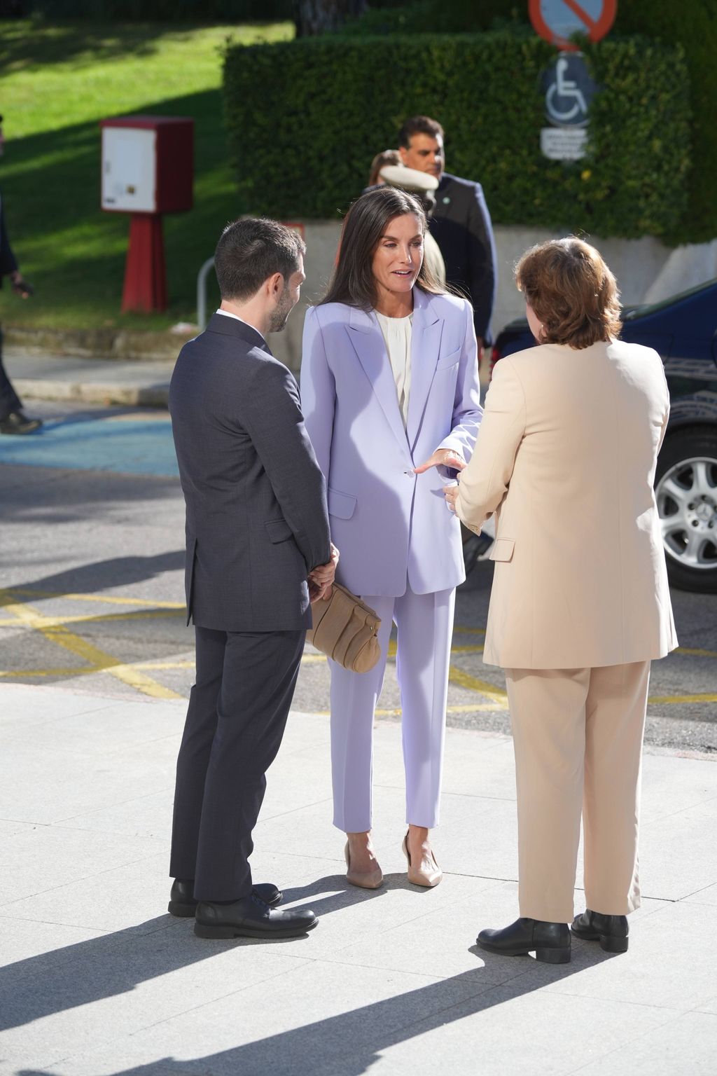 La reina Letizia, a su llegada a los estudios de radio