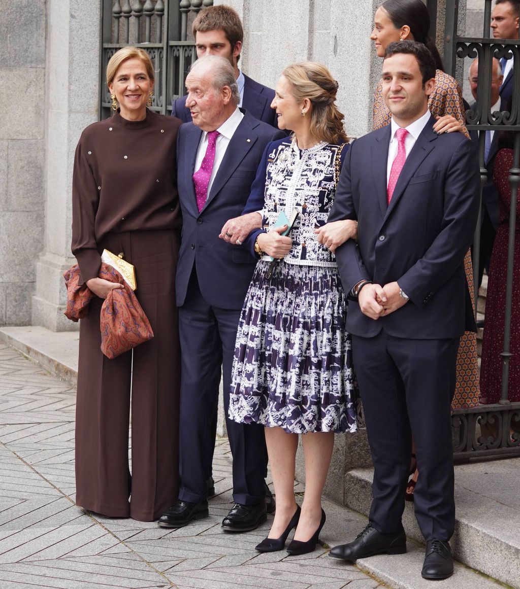 La infanta Cristina, con su familia, en la boda de Jose Luis Martinez Almeida y Teresa Urquijo