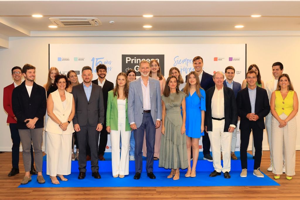 La reina Letizia con vestido de Aje alquilado, junto a los miembros del Consejo Asesor Joven de la Fundación Princesa de Girona