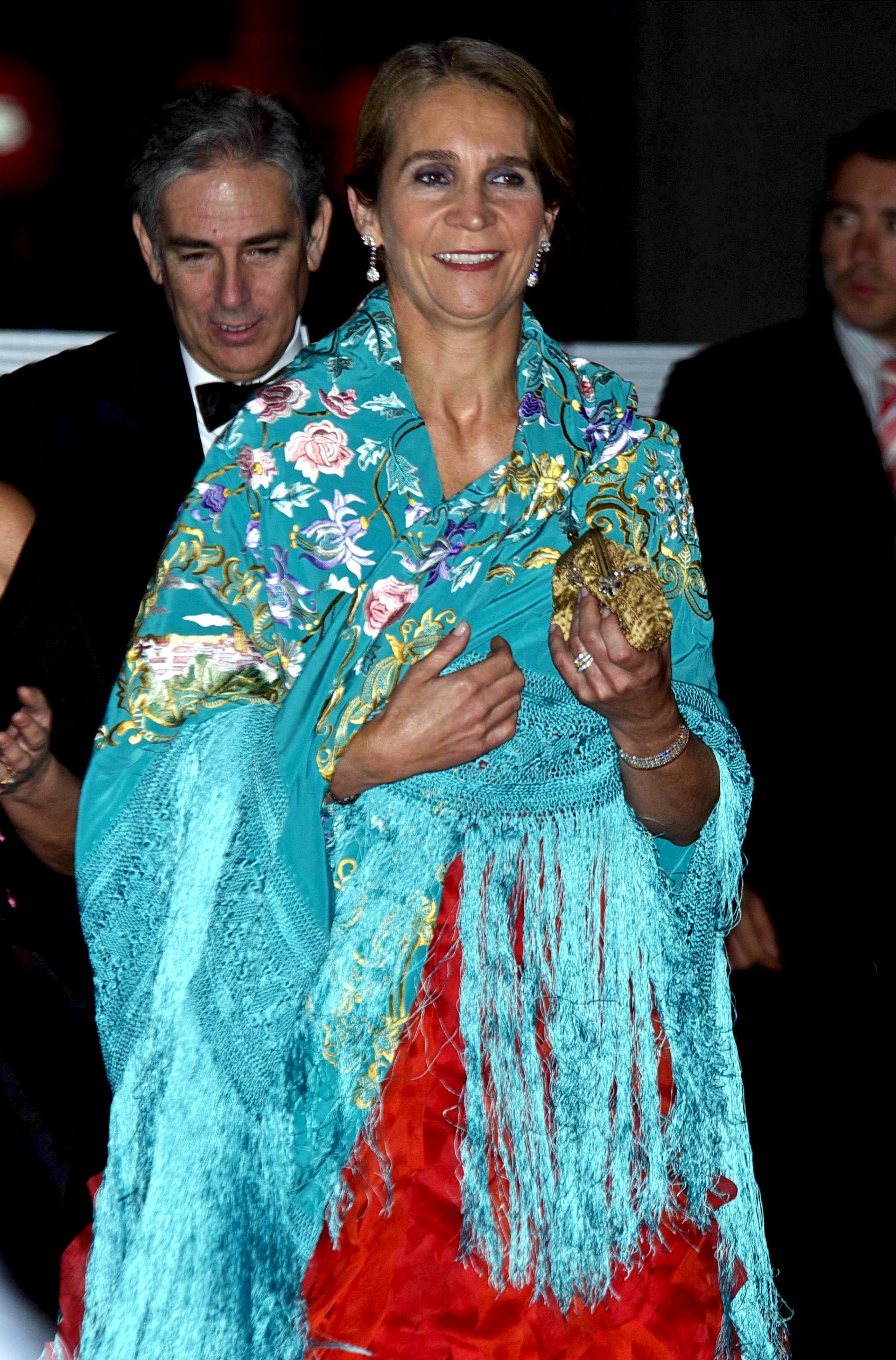 La infanta Elena, luciendo el mantón de Manila que ahora se puede ver en Casa América