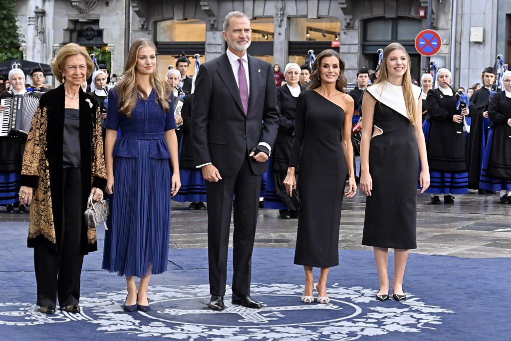 La familia real y la reina Sofía, a su llegada a los premios Princesa de Asturias, en 2023