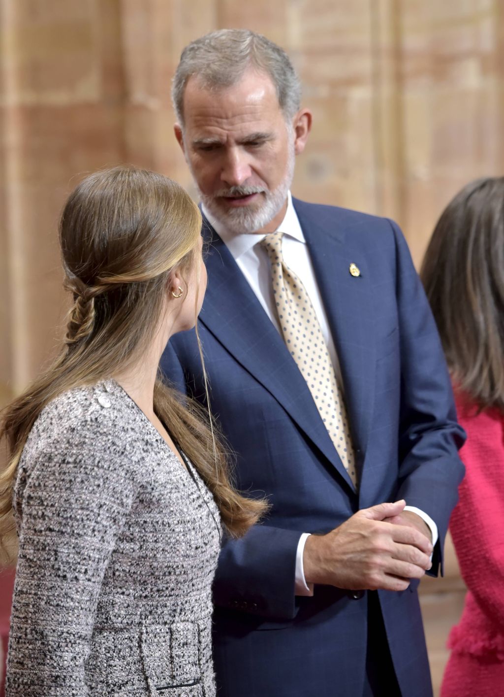 La princesa Leonor hablando con el rey.