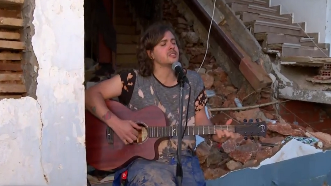la emocion de los vecinos de picanya al escuchar la musica de miguel en medio del caos nos hacia fal 233d[1]