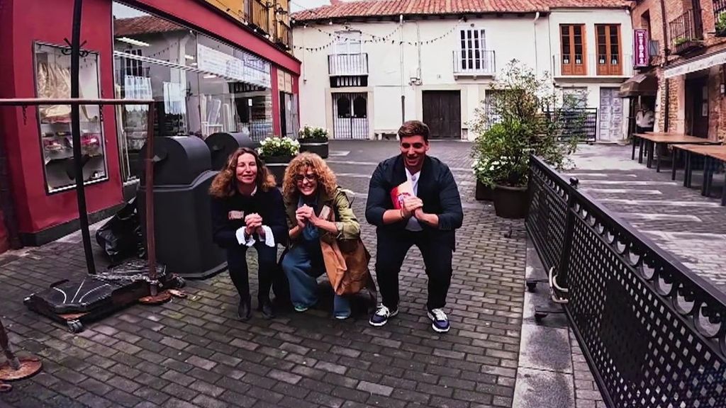 ¡Sentadillas en plena calle! El momentazo de Xuso Jones y las concursantes en 'Lo sabe, no lo sabe'