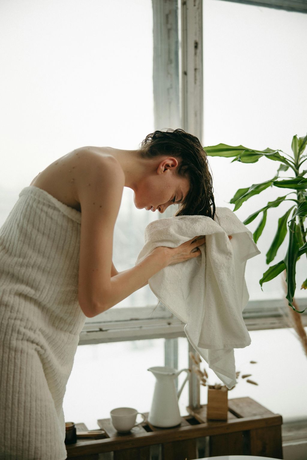 Mujer secándose el pelo