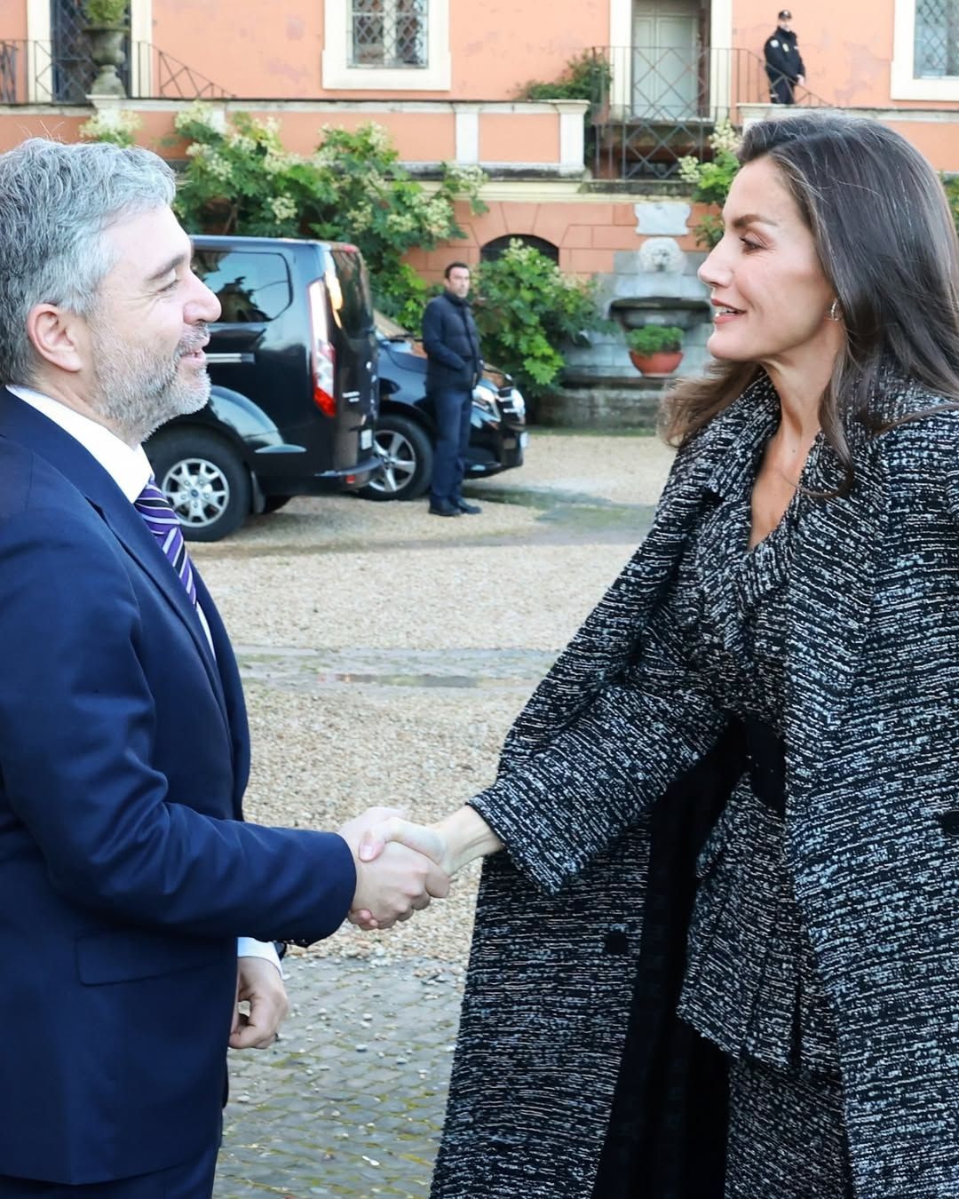 La reina Letzia, con un abrigo de Alberta Ferretti