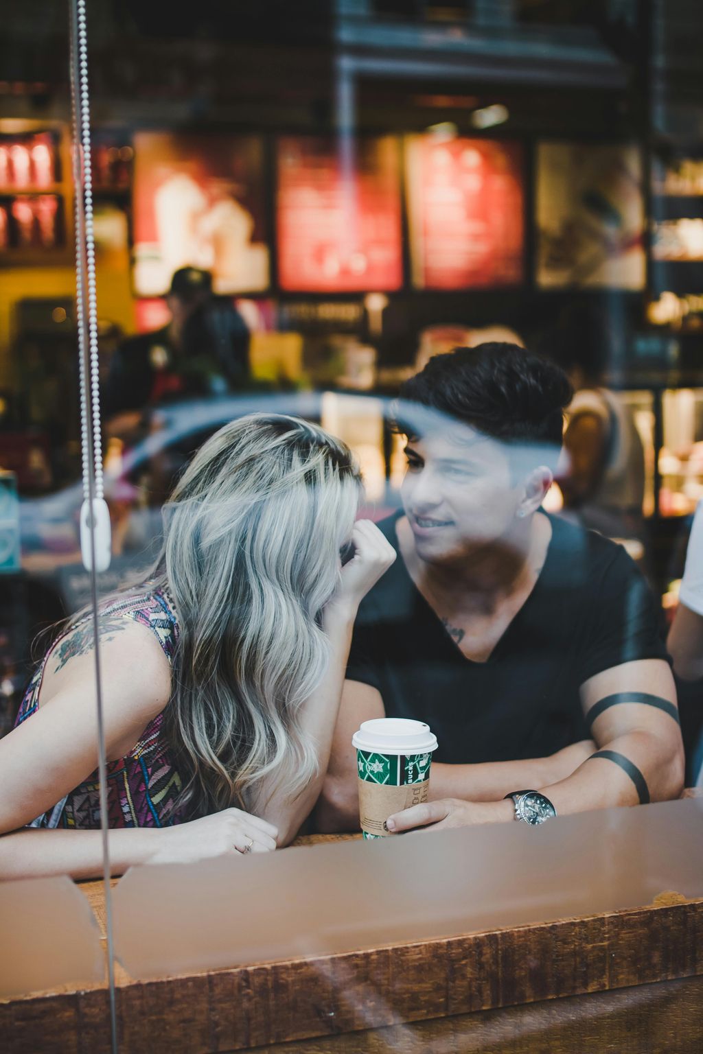 Pareja tomando un café