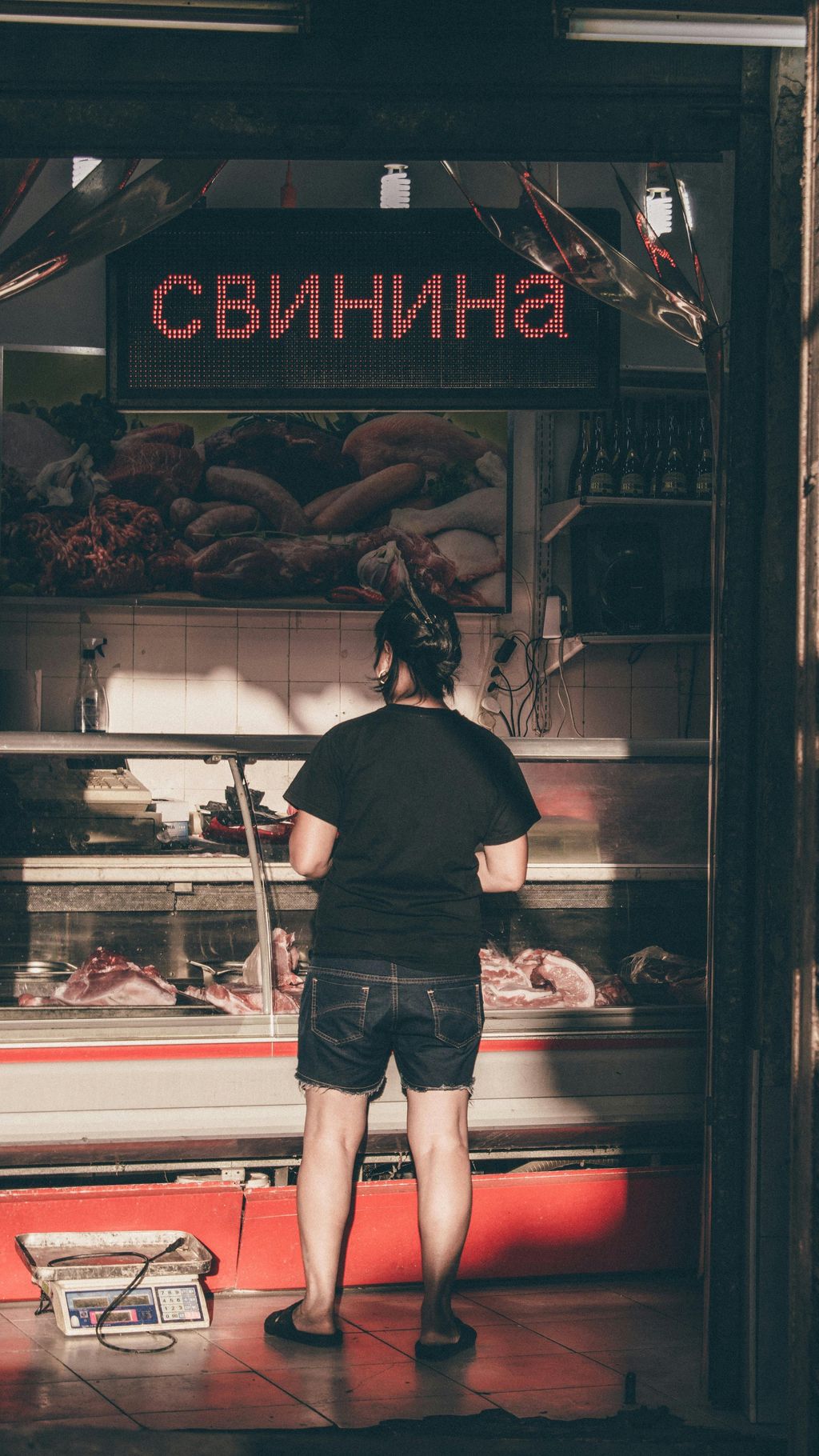 Mujer frente a una carniceria