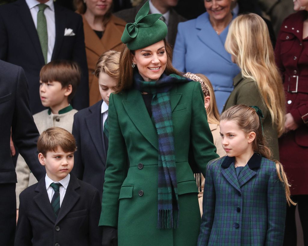 Kate Middleton, junto a sus hijos, Louis y Charlotte