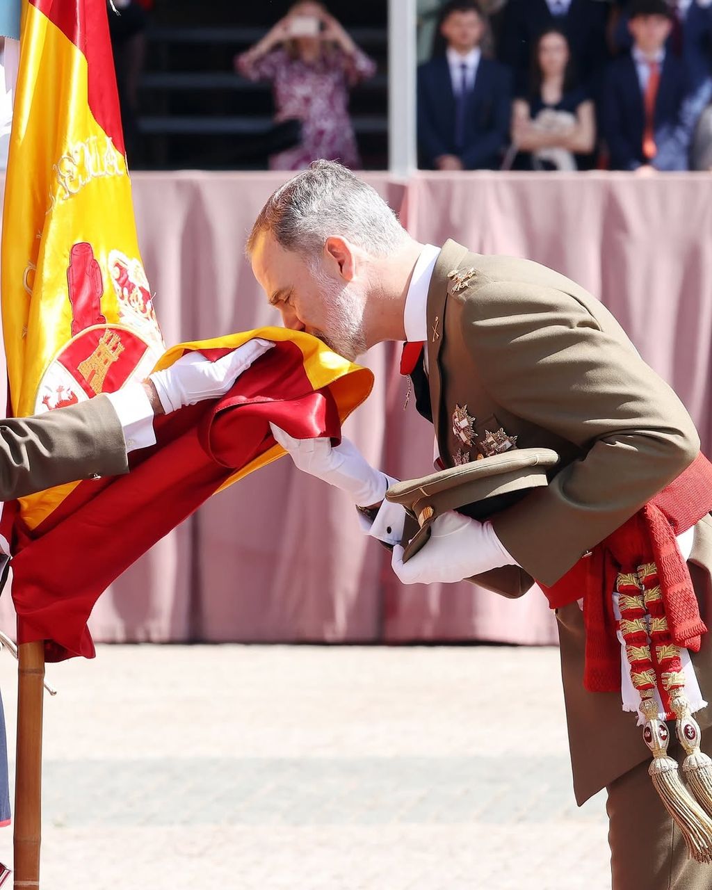 El rey jurando bandera, en Zaragoza