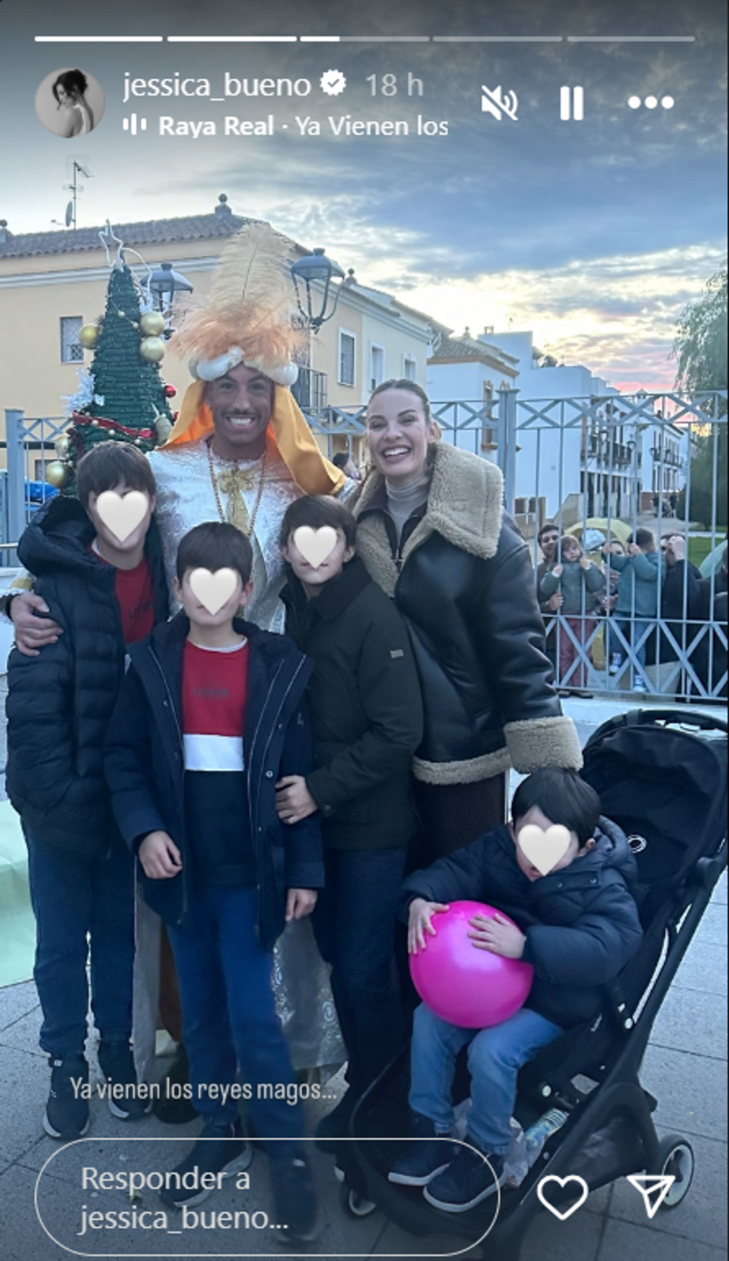 Jessica Bueno posa junto a sus hijos y Lutingo durante la Cabalgata de Reyes