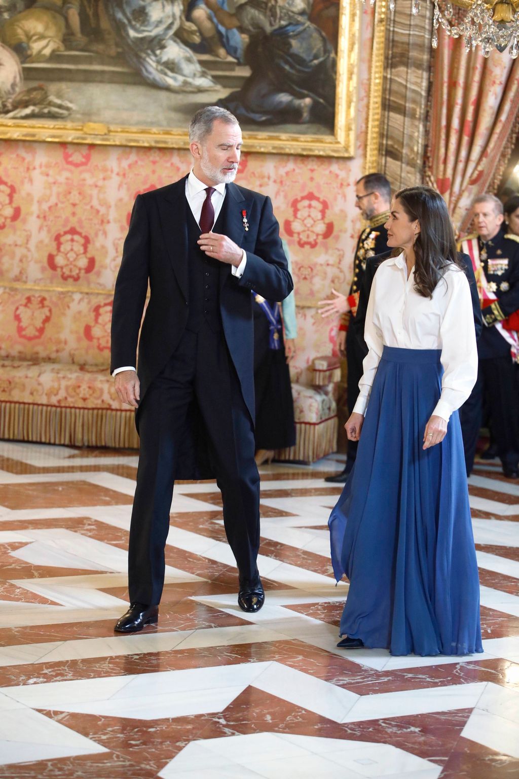 Los reyes llegando al salón de la recepción