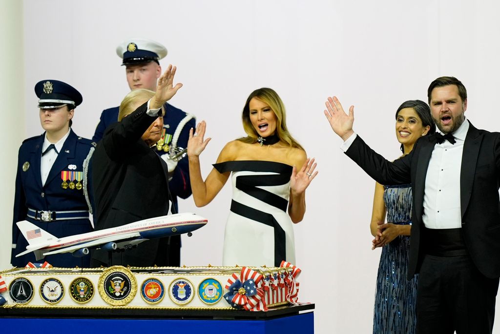 Donald y Melania Trump, saludando