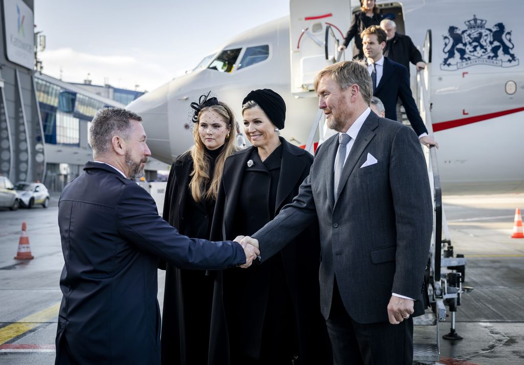 Amalia de Holanda, con sus padres, llegando a Polonia