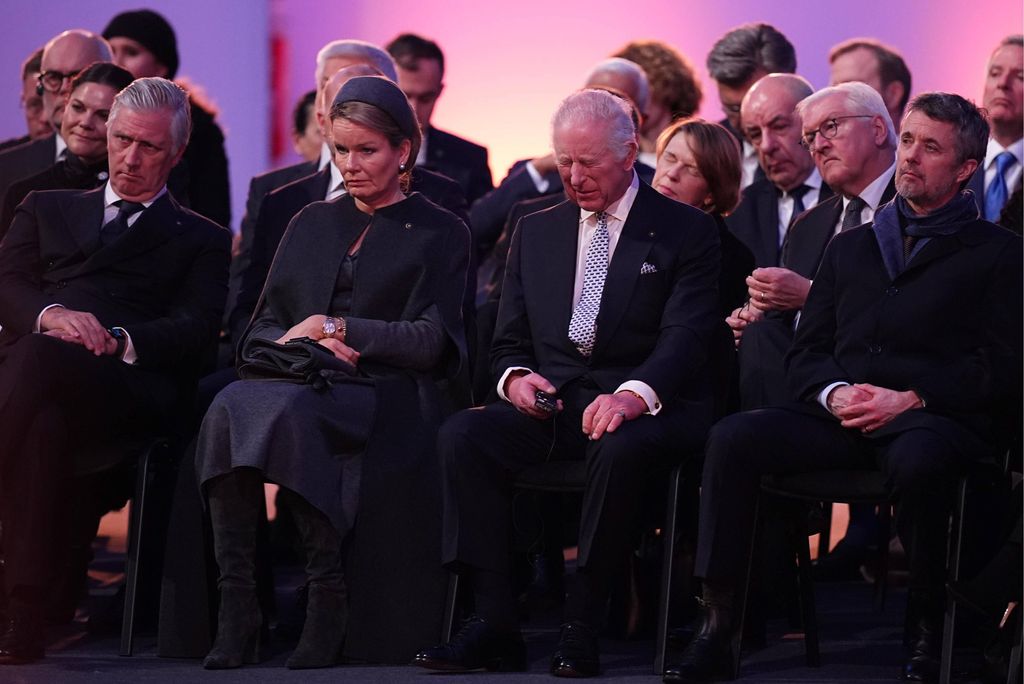 Felipe y Matilde de Bélgica y el rey Carlos III