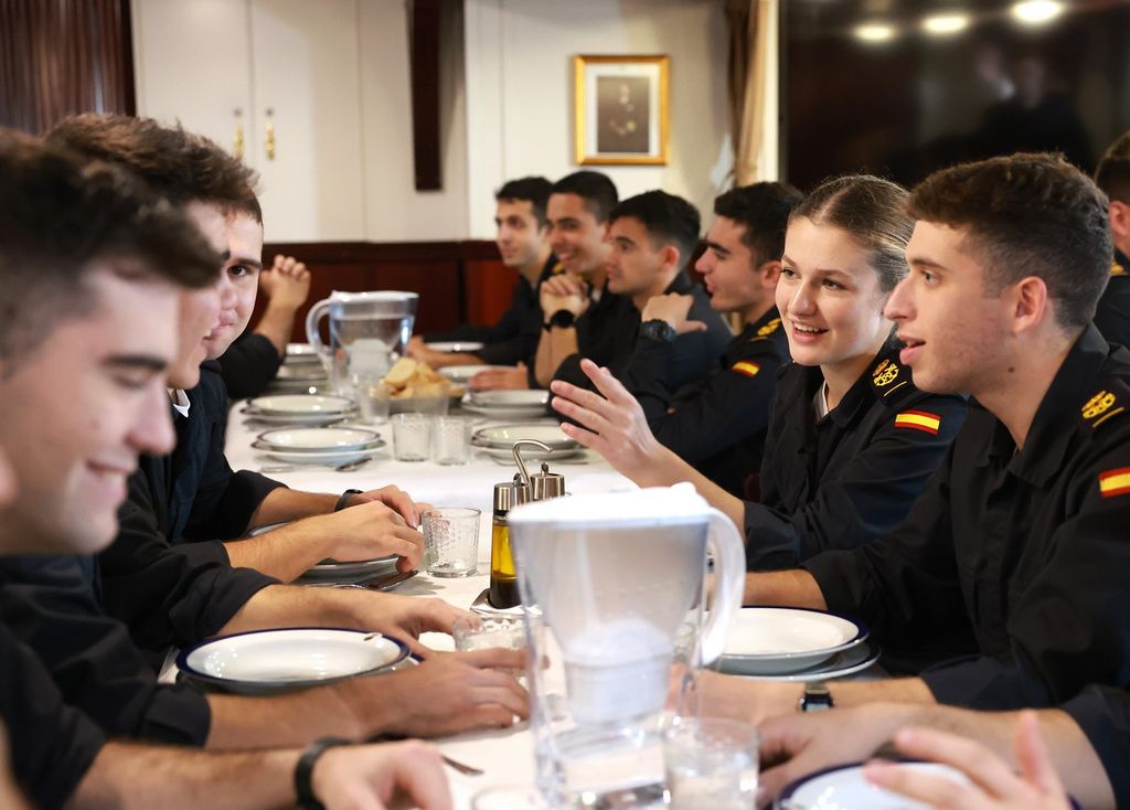 La princesa Leonor almorzando con sus compañeros