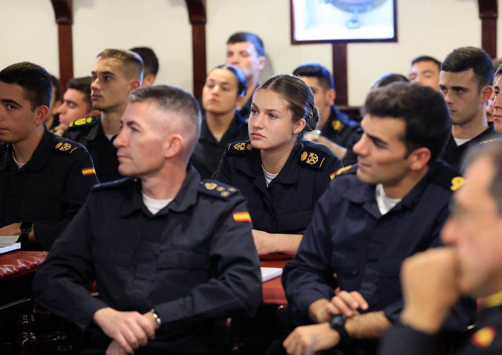 La princesa Leonor, con sus compañeros, atendiendo a una conferencia