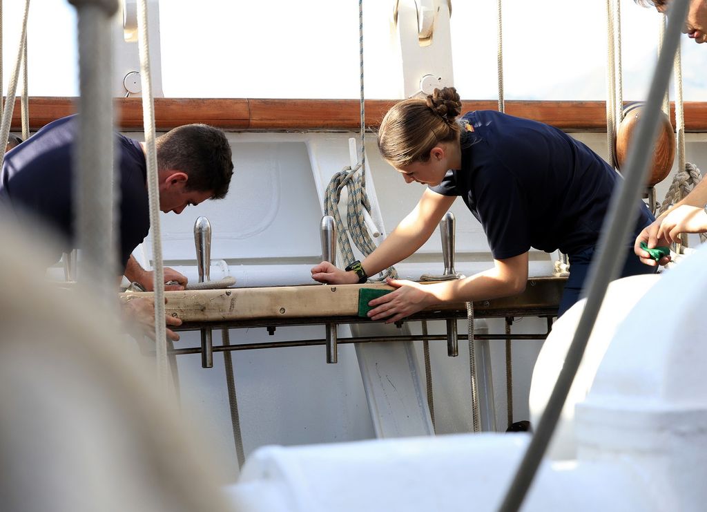 La princesa Leonor y un compañero, trabajando en el mantenimiento del barco