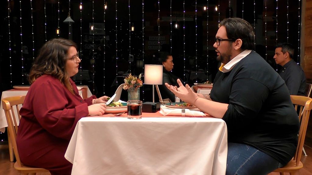 El intenso debate de dos solteros de ‘First Dates’ sobre la extinción del vello corporal en el ser humano