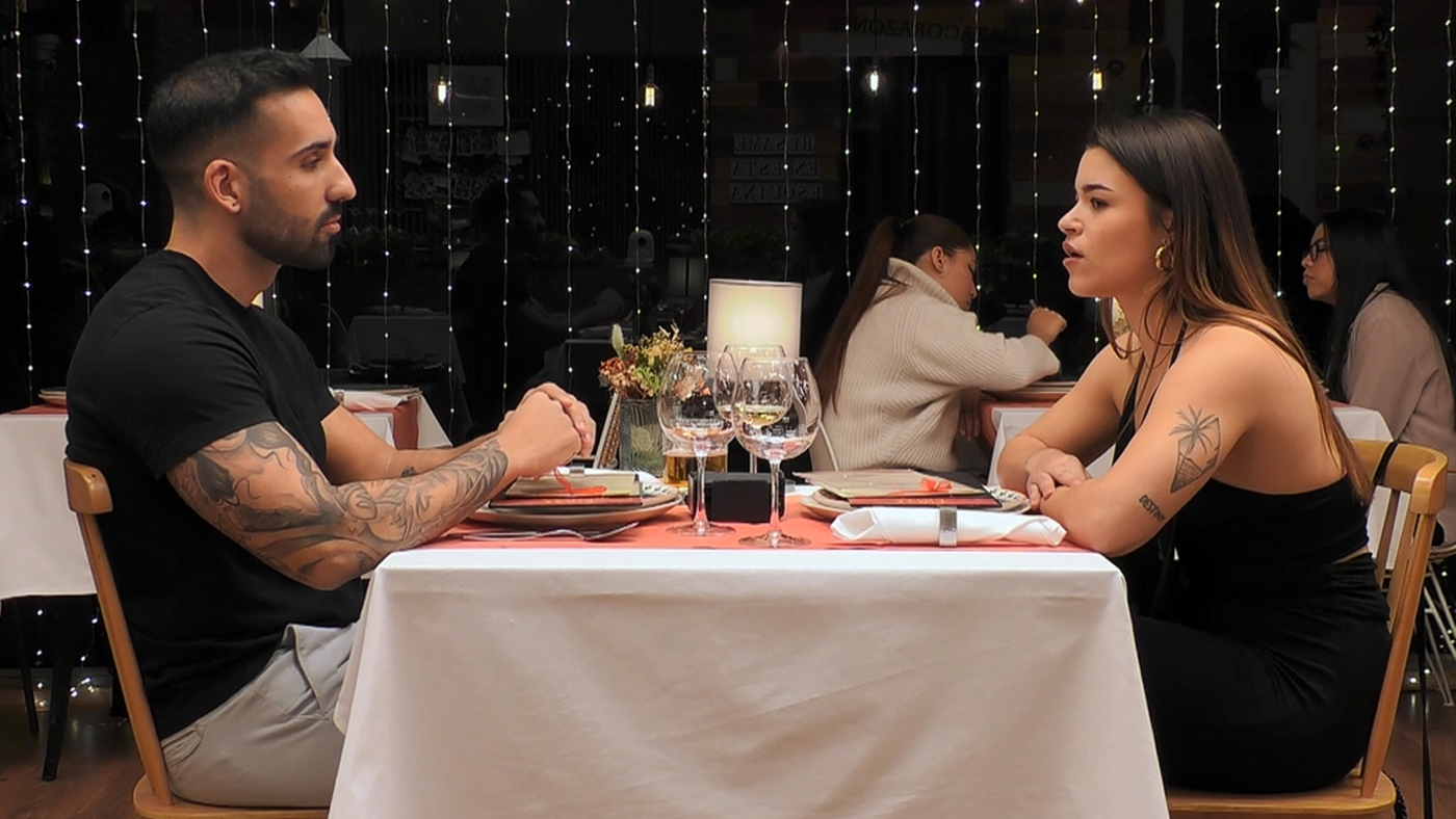un soltero impresionado por la musculatura de su cita en first dates estas muy fuerte 16 9 aspect ra da39