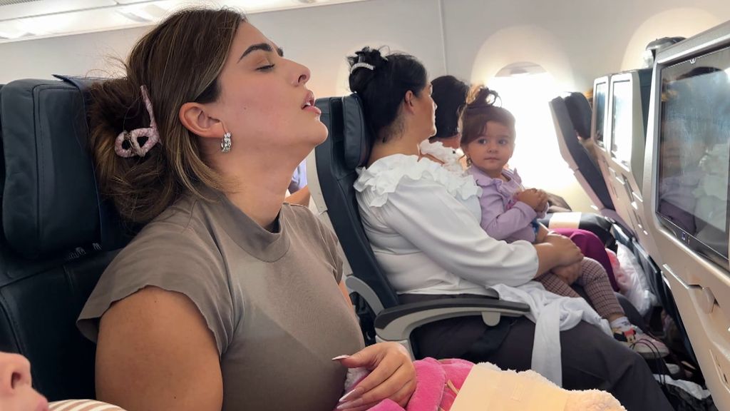 Así ha sido la llegada de Los Jiménez a México: del miedo de La Rebe en el avión a su reacción al descubrir sus habitaciones