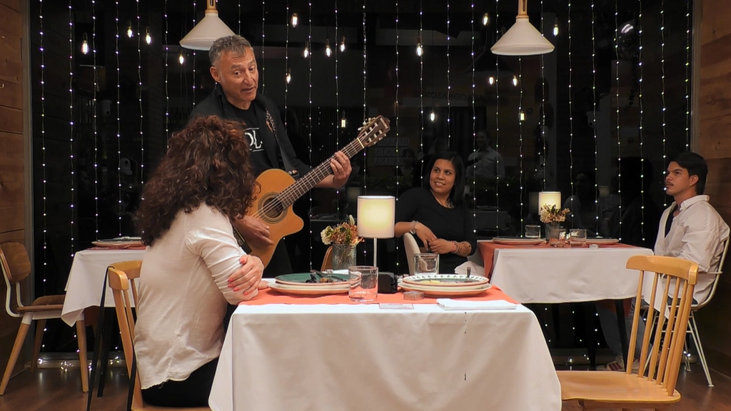 un soltero celebra sus calabazas en first dates con musica nos vamos cantando 16 9 aspect ratio defa da39
