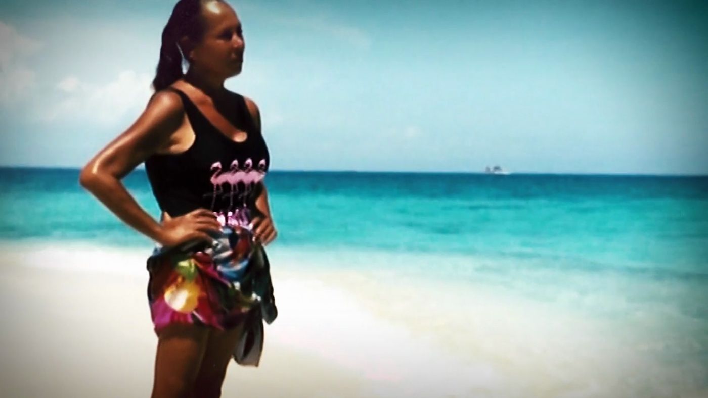 mfxh2l351riq_socialite_240.jpg